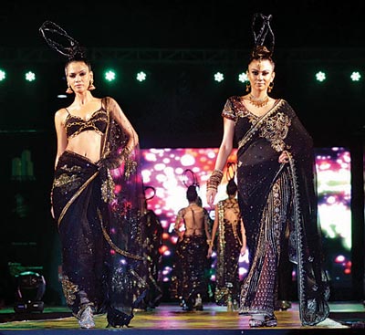 Deepika Padukone In Saree In Desi Boyz