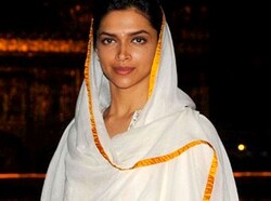 Deepika Padukone In Saree In Desi Boyz