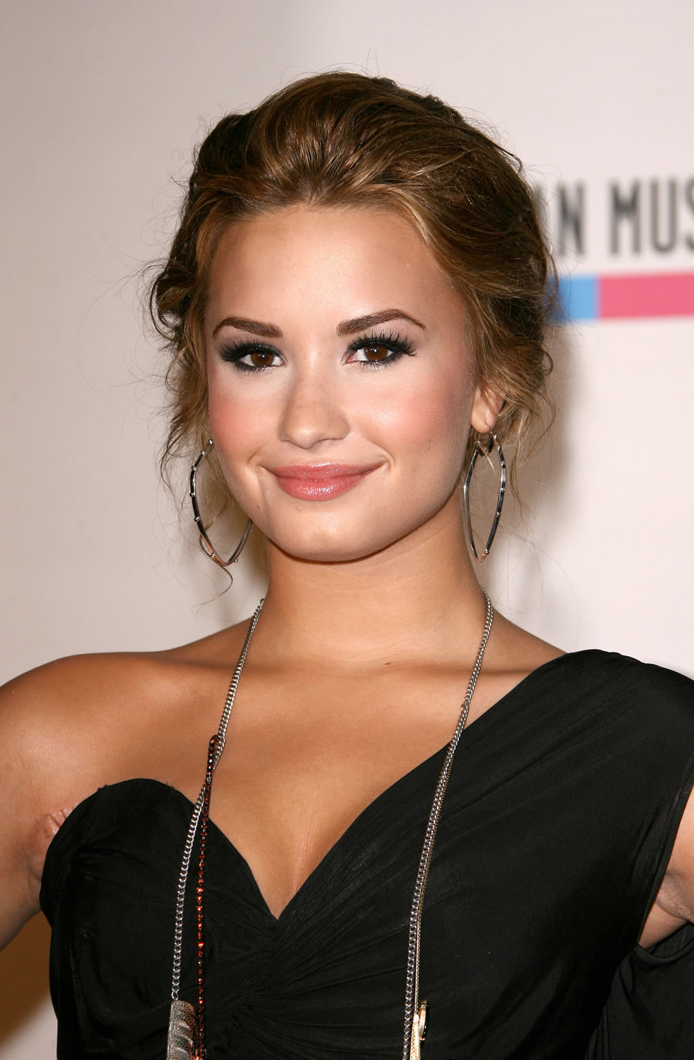 Demi Lovato Hairstyles And How To Do Them
