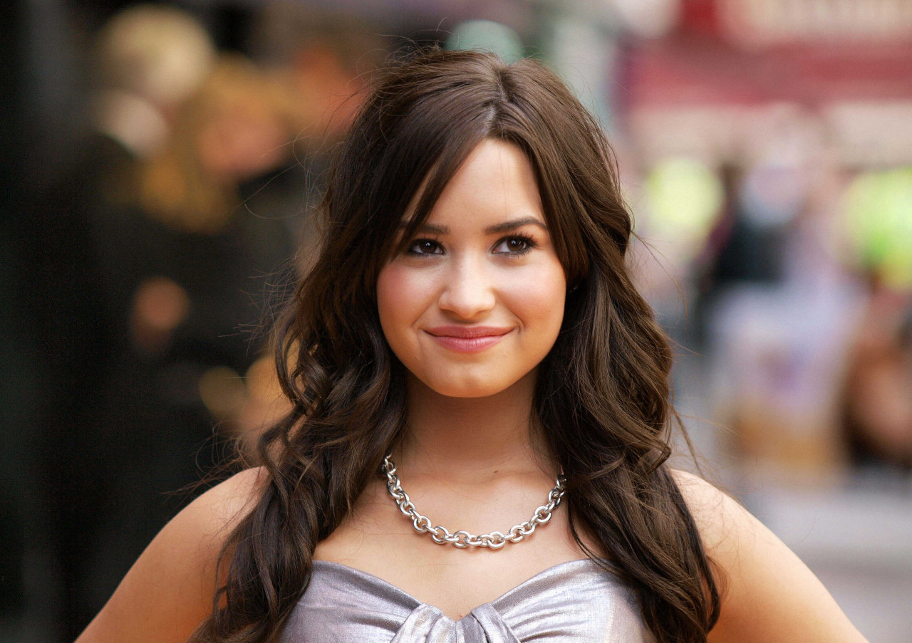 Demi Lovato Hairstyles And How To Do Them